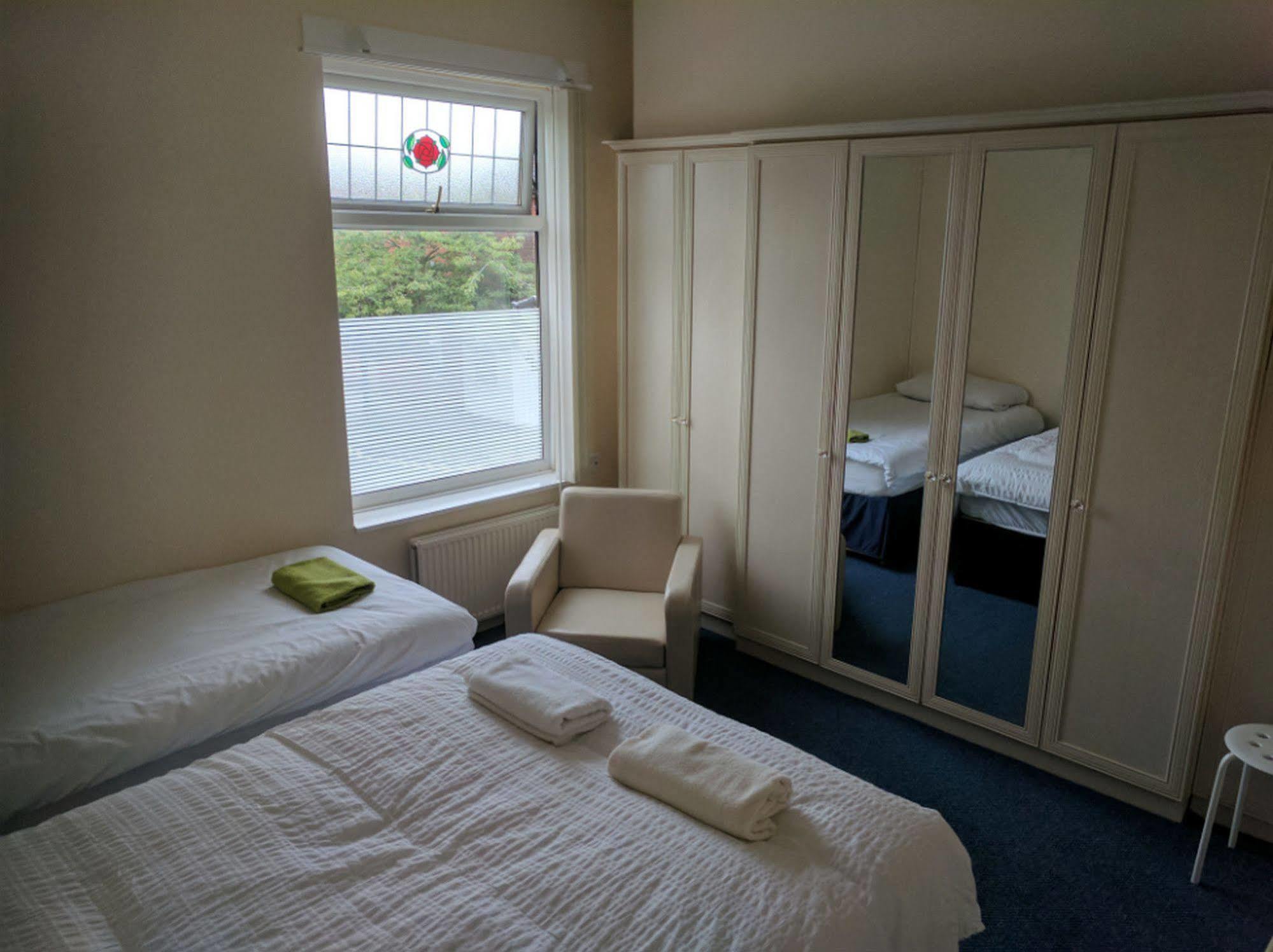 4 Bedroom House At Fern Lodge Preston Serviced Accommodation - Free Wifi & Parking 외부 사진