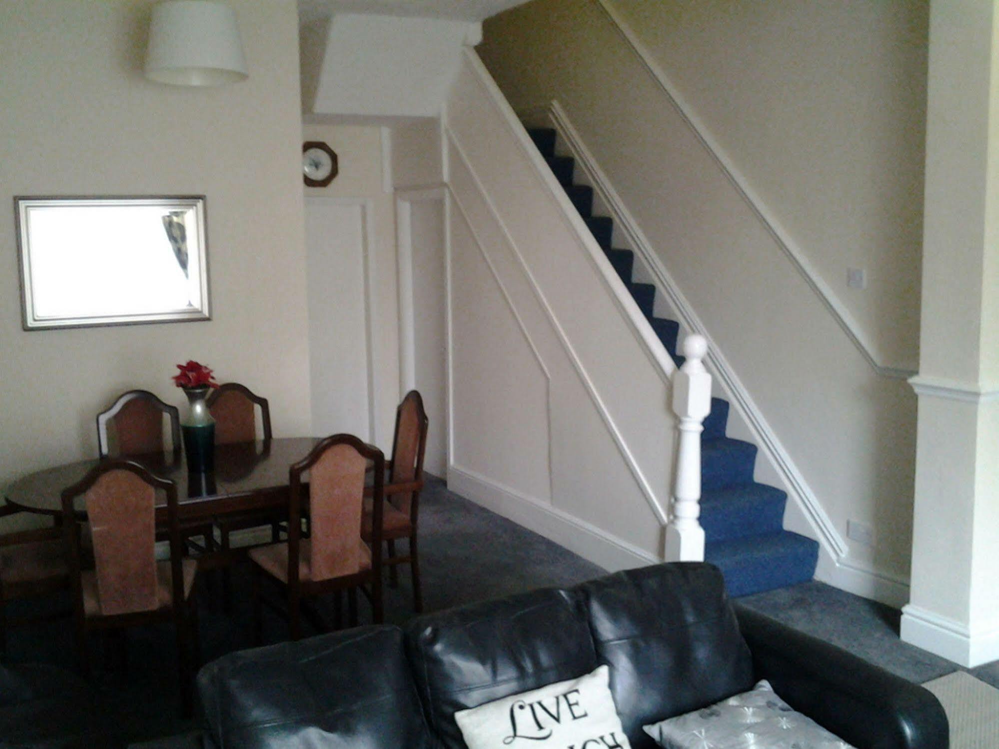 4 Bedroom House At Fern Lodge Preston Serviced Accommodation - Free Wifi & Parking 외부 사진