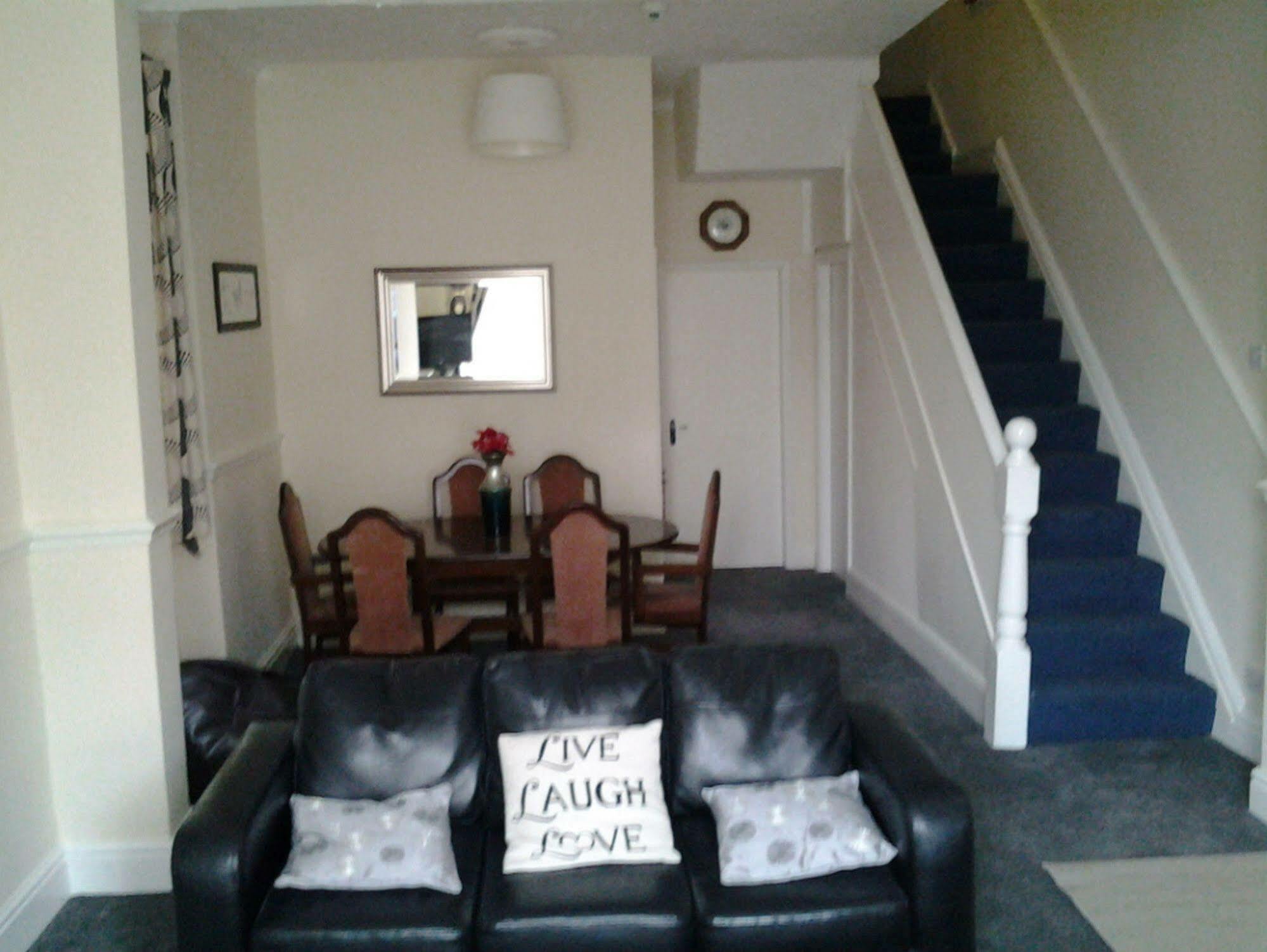 4 Bedroom House At Fern Lodge Preston Serviced Accommodation - Free Wifi & Parking 외부 사진